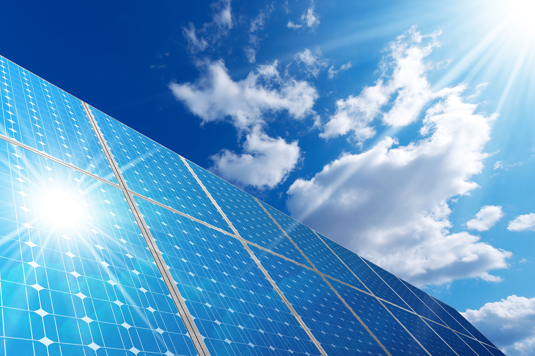 Solarmodule nutzen Sonnenenergie - PV-Anlage unter freiem Himmel in Sachsen im Erzgebirge