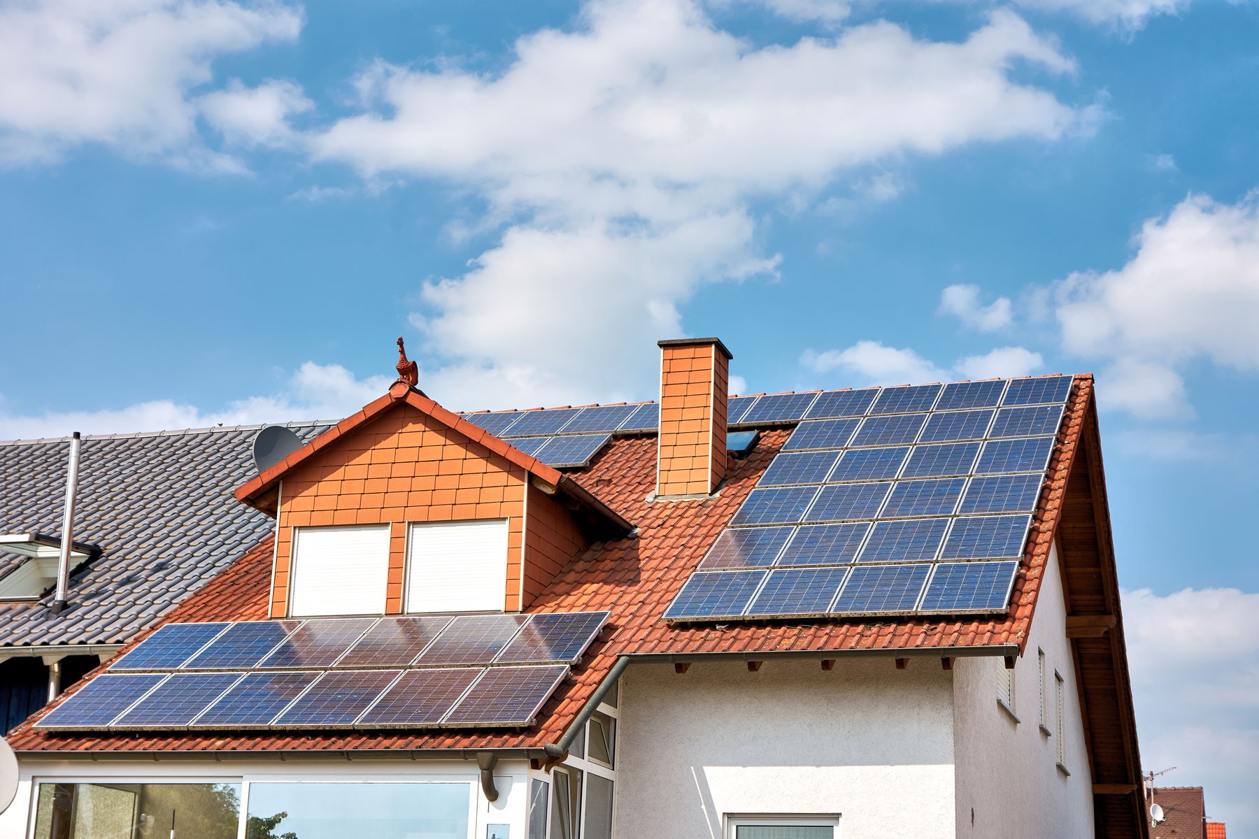 Einfamilienhaus mit Photovoltaikanlage Solaranlage Solarmodulen auf dem Dach