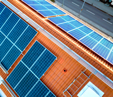 Solarmodule auf Dach und Stromspeicher von Energieberatung Engelhardt in Hohenstein-Ernstthal